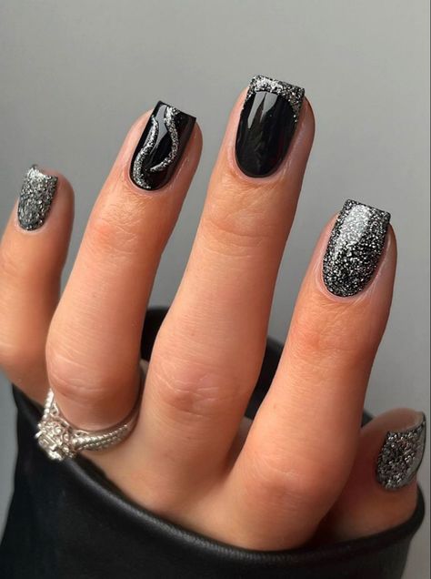 Acrylic Nails Ideas Silver, Black Nail Designs For New Years, Black And Silver Dipped Nails, Black Glittery Nails Short, Nye Nails Black And Silver, Las Vegas Manicure Ideas, Black And Silver Manicure, Christmas Nails Black And Silver, Black January Nails