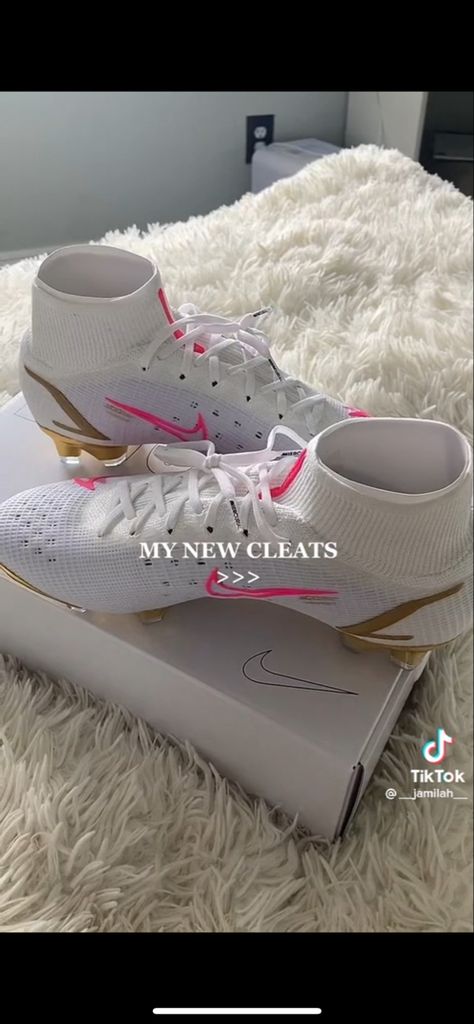 Football Cleats Aesthetic, Cute Cleats Soccer, Pink Nike Cleats, Neon Soccer Cleats, Soccer Shoes Aesthetic, Pretty Soccer Cleats, Pink Cleats Soccer, Flag Football Cleats, Soccer Cleats Aesthetic