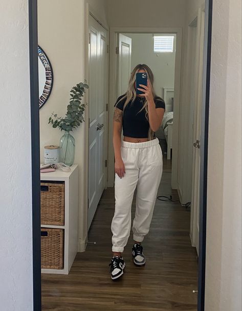 sweatpants outfit, comfy outfit, panda dunks Outfits To Style With Panda Dunks, Cute Nike Sweatpants Outfit, Outfits With Panda Dunks And Leggings, Dunks Outfit Black And White, Outfit Inspo With Dunks, Panda Dunks Outfit Flare Leggings, Leggings With Dunks Outfit, Comfy Dunks Outfit, Panda Dunks Outfit Casual