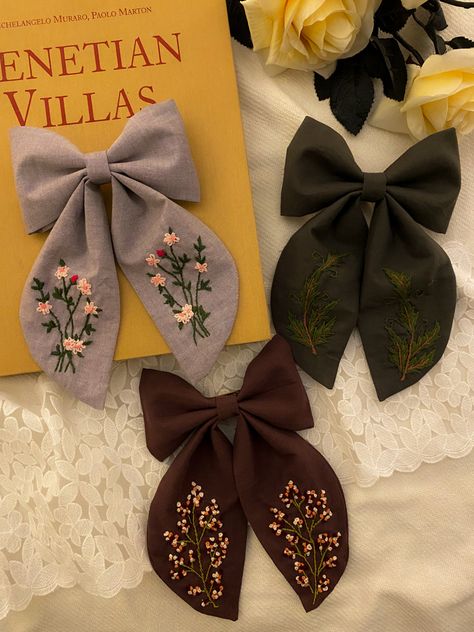 Hand-embroidered large sized barrette hair bows with floral patterns. Embroidered Hair Bow, Embroidery Bow, Embroidered Hair Bows, Brown Embroidery, Basic Hand Embroidery Stitches, Diy Hair Accessories Ribbon, Hand Embroidery Stitches, Diy Hair Accessories, New Line