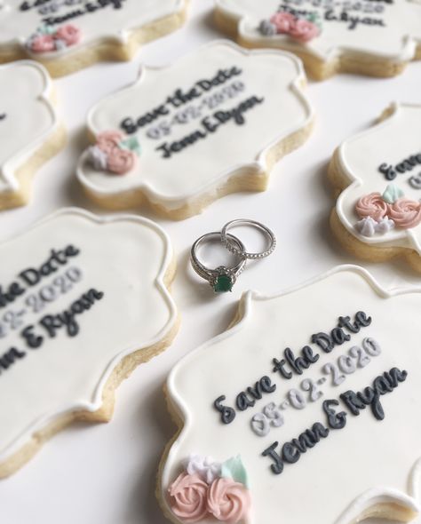 Save The Date Cookies Wedding, Save The Date Cookies, Birthday Cookie Bouquet, Wedding Trinkets, Wedding Cookies Decorated, Wedding Shower Cookies, Engagement Party Planning, Wedding Jitters, Bridal Cookies