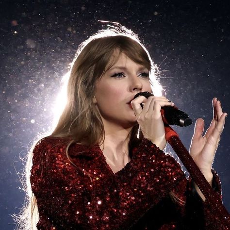 Taylor Swift Fotos, Aesthetic Era, Swift Tour, Estilo Taylor Swift, Swift Photo, Red Icons:), Taylor Swift Red, Barbra Streisand, Taylor Swift Concert