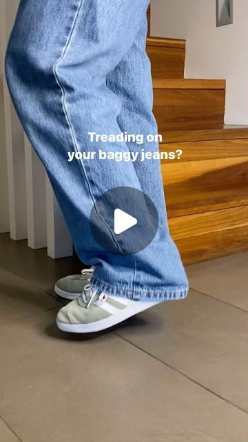 Sophie Webb on Instagram: "No more stepping on your long, baggy jeans!  With this quick safety pin trick you can lift the back hem of your jeans and prevent them from being walked on!  Follow along for more tips #baggyjeans #wardrobehacks #fashiontips #tipsandtricks #hem #longpants #homehacks #adidas #hacks #outfirhacks" Baggy Jeans Hack, Long Jeans Hack, How To Cuff Baggy Jeans, Long Baggy Jeans, Hair Ties Diy, Repair Clothes, Jean Large, Fashion Hacks, Jeans Diy