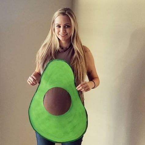 Diy Avocado Costume, Avocado Costume, Fruit Costumes, Awesome Costumes, Pregnancy Costumes, Pregnant Halloween Costumes, Surf Music, Avocado Baby, Pregnant Halloween