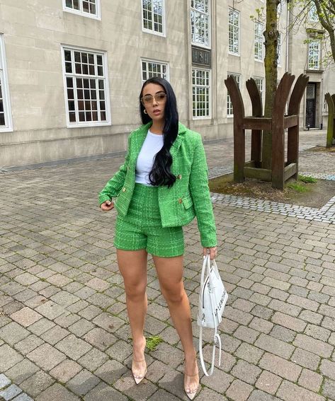 Green Brunch Outfit, Tweed Shorts Outfit, Classy Shorts Outfits, Class Outfits, Tweed Outfit, Color Blocking Outfits, Short Dress Styles, Green Tweed, Crop Blazer