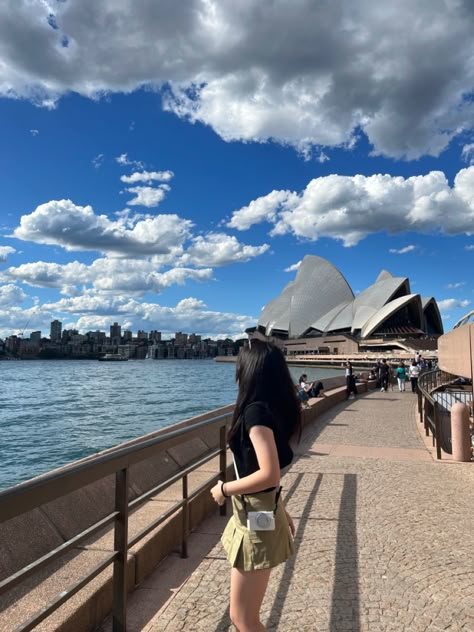 girl posing infront of sydney opera house in mini skirt and black top Fashion In Australia, Sydney Summer Aesthetic, Study Abroad Aesthetic Australia, Australia Girl Aesthetic, University Of Sydney Aesthetic, Australia Sydney Aesthetic, Sydney Photo Ideas, Sydney Opera House Aesthetic, Sydney Aesthetic City