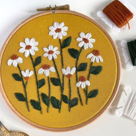 Embroidery Yellow Fabric, Embroidery On Mustard Fabric, Embroidery In Yellow Fabric, Yellow Flowers Embroidery, Quick Embroidery Projects, Embroidery On Yellow Fabric, Embroidery Daisies, Mustard Embroidery, Daisy Embroidery Design