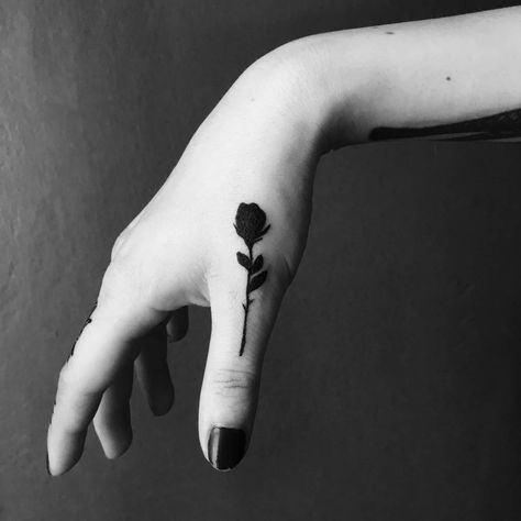 Thumb Tattoos, Rose Hand Tattoo, Idea Tattoo, Finger Tattoo For Women, Pink Tattoo, Small Rose Tattoo, Black Rose Tattoos, Delicate Tattoo, Beautiful Tattoo