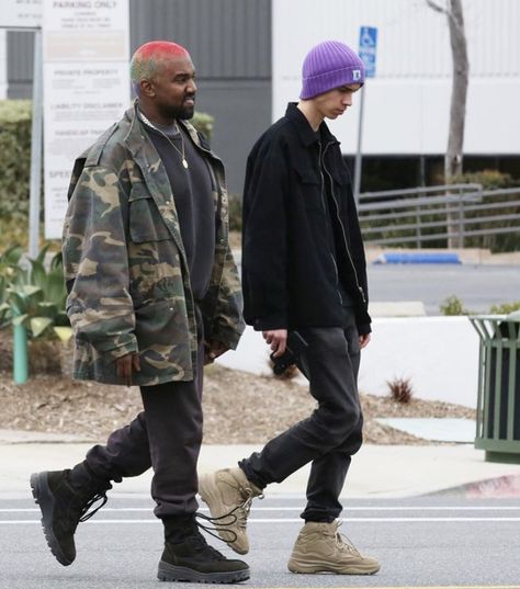 Yeezy Desert Boots Outfit Men, Sweatpants With Boots, Yeezy Desert Boots Outfit, Ye Fashion, Kanye Outfits, Desert Boot Outfit, Kanye Fits, Yeezy Desert Boots, Desert Boots Outfit