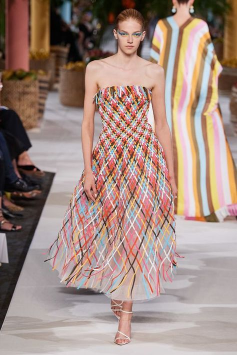 Inspiration from the Runway: Spring/Summer 2020 Edition Oscar De La Renta Spring Formal Dresses, Vogue Vintage, Couture Mode, Fashion Weeks, Mode Inspo, Fashion 2020, Emilio Pucci, Fashion Mode, Vogue Paris