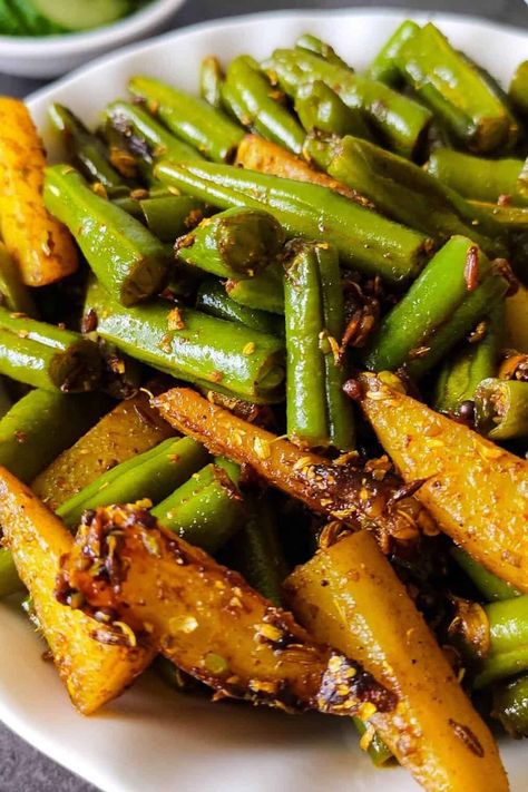 Green Beans Recipe Indian, Indian Stir Fry, Indian Beans Recipe, Green Bean Curry, Beans And Potatoes, French Beans, Aloo Recipes, Veg Snacks, Beans Curry