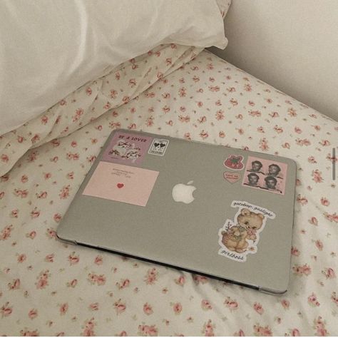 Coquette School Aesthetic, Coquette Laptop, Coquette School, Cute Bed Sheets, Pinterest Coquette, Romanticize School, American Teenager, Strawberry Girl, Laptop Decoration