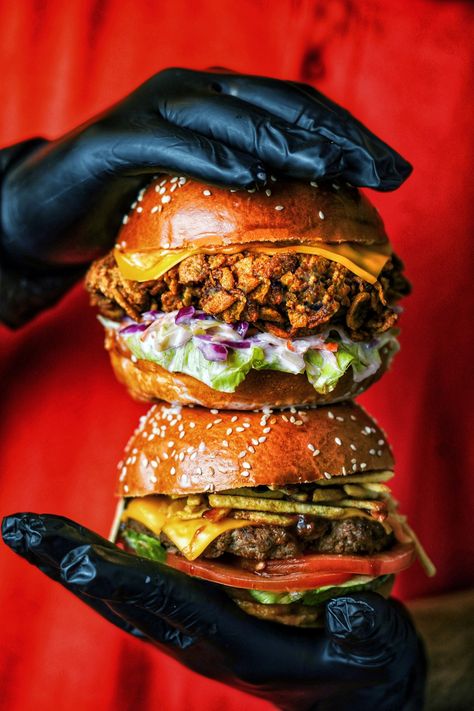 Creative Burger, Home Burger, Food Videography, Big Burgers, Food Photoshoot, Restaurant Photography, Burger Restaurant, Gourmet Burgers, Food Photography Inspiration