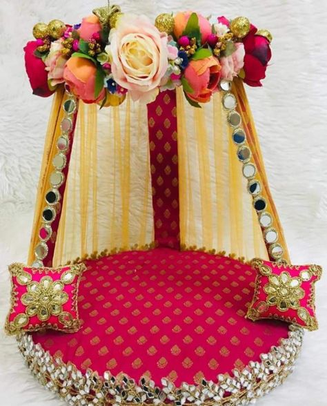 Wedding Trays, Ganpati Decoration Theme, Hilarious Dogs, Wedding Gift Hampers, Wedding Platters, Thali Decoration Ideas, Ganpati Decoration At Home, Janmashtami Decoration, Diy Floral Decor