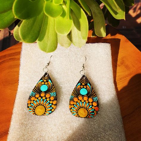 Dot Painted Earrings, Mandala Earrings Diy, Mandela Earrings, Dot Mandela, Hand Painted Birdhouses, Mandala Jewelry, Easy Mandala Drawing, Mandala Earrings, Leather Tooling Patterns