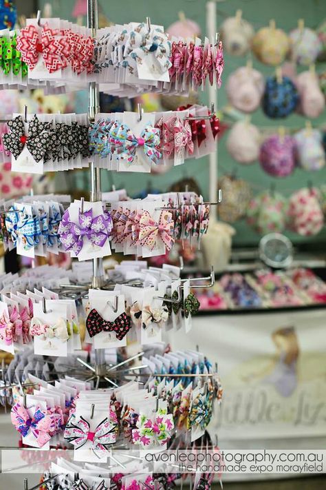 Pinwheel bows! Selling Bows Display, Hairbow Displays Craft Fairs, Diy Kids Chair, Hair Bow Display, Hair Accessories Display, Shoe Store Design, Bow Display, Craft Market Display, Fancy Shop