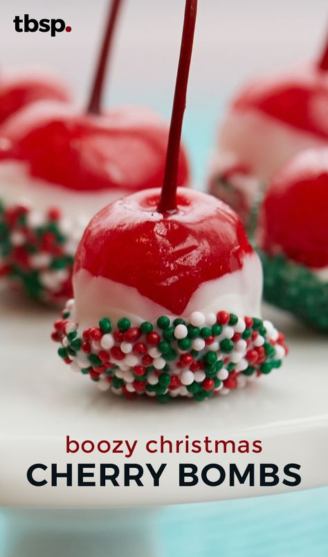 These vodka-soaked cherries are sure to be a hit at any adult holiday party. Cherry Christmas, Christmas Appetizers Party, Oreo Dessert, Christmas Party Food, Christmas Cocktails, Christmas Cooking, Christmas Snacks, Christmas Appetizers, Party Desserts