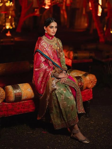 Sonam Kapoor Ahuja wore the traditional attire of Ladakh, spotlighting the region's heritage | Vogue India Sonam Kapoor Indian Outfits, Sonam Kapoor Dresses, Sonam Kapoor Wedding, Manish Malhotra Lehenga, Sonam Kapoor Fashion, Radhika Merchant, Monday Outfit, Versace Gown, Pink Shawl