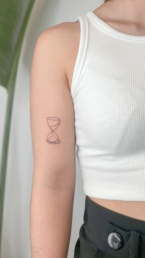 Fine Line Time Tattoo, Hourglass Minimalist Tattoo, Hourglass Tattoo Simple, Small Hourglass Tattoo, Psychology Tattoo Minimalist, Tattoo Hourglass, Time Tattoo Ideas, Unforgettable Tattoo, Psychology Tattoo