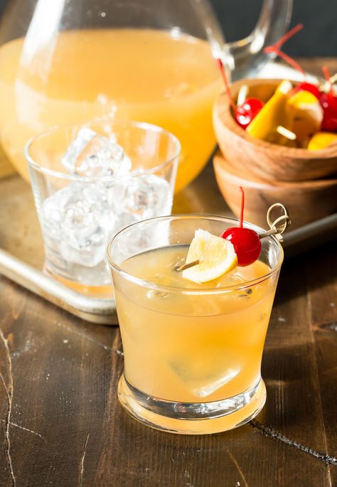 8 Big Batch Cocktails For Your Super Bowl Crowd | The Huffington Post Whiskey Sour Punch, Batch Cocktail Recipes, Batch Cocktail Recipe, Whiskey Sour Recipe, Best Drink Recipes, Tailgate Ideas, Cocktail Recipes Whiskey, Whisky Cocktail, Batch Cocktails