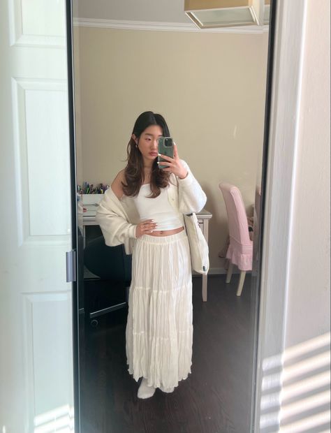 White Flowy Top Outfit, White Tiered Maxi Skirt Outfit, Tiered Midi Skirt Outfit, Flowy Maxi Skirt Outfit, White Tiered Skirt Outfit, White Flowy Skirt Outfit, Tiered Dress Outfit, Flowy Tops Outfit, Tiered Maxi Skirt Outfit