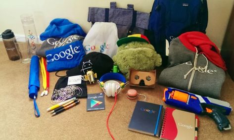 How Dropbox, Nike, Salesforce, MailChimp, Google and Pepsi welcome their new hires Google Internship, Swag Ideas, Tech Pouch, First Day Of Work, Bad Puns, New Employee, Welcome Bags, Computer Science, Meme Pictures