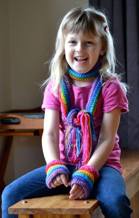 Maia rainbow scarf Free Crochet Jacket Patterns, Crochet Kids Scarf, Childrens Scarf, Crochet For Children, Rainbow Scarf, Scarf Tutorial, Green Dragonfly, Crochet Scarfs, Crochet Kids