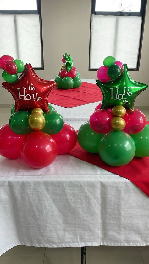 Easy Christmas Balloon Decorations, Christmas Decor Ideas Balloons, Christmas Balloon Ideas, Balloon Table Decorations, Christmas Party Centerpieces, Balloon Table Centerpieces, Christmas Party Table Decorations, Christmas Balloon Decorations, Christmas Party Table