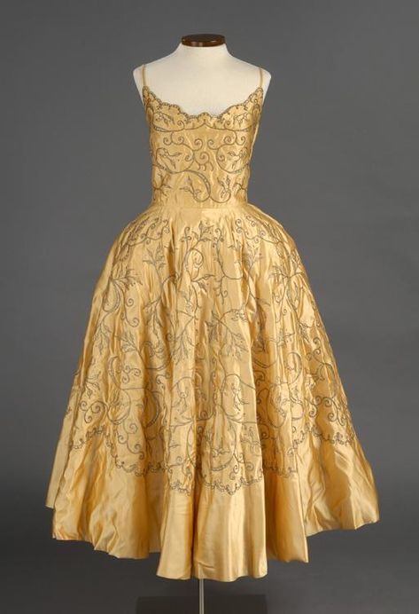 Fashion 1950s, Women's Evening Dresses, 50s Dresses, 50s Fashion, 1950s Fashion, Historical Society, Mode Vintage, Historical Fashion, Beautiful Gowns