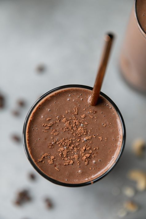 This Mocha Cold Brew Cashew Smoothie is the perfect way to start out your morning because it's coffee and breakfast in one! It's filled with frozen bananas and cashews for creaminess, dates for sweetness, cold brew, cocoa powder, vanilla, and a little sea salt! It's insanely delicious and you can add your favorite smoothie add-ins to it! I love adding collagen, hemp hearts, or chia seeds! #smoothie #mocha #coldbrew #cashew #vegan #breakfast Mocha Cold Brew, Cashew Smoothie, Smoothie Bowl Vegan, Smoothies Vegan, Sans Gluten Sans Lactose, Strawberry Chocolate, Chocolate Milkshake, Pineapple Smoothie, Banana Smoothie