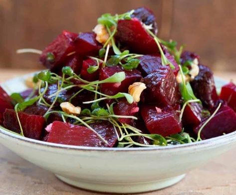 Microgreen Smoothies, Microgreens Salad Recipe, Microgreens Salad, Microgreen Salad, Cooking With Microgreens, Radish Microgreens Recipe, Radish Microgreens, Grilled Beets, Microgreens Recipe