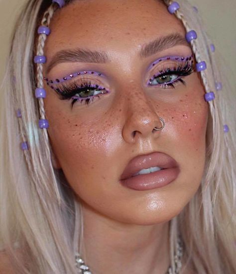 Purple Rave Hair, Purple Makeup Looks With Rhinestones, Lilac Purple Makeup Looks, Purple Gem Makeup, Rhinestone Freckles, Purple Rhinestone Makeup, Violet Makeup Look, Purple Freckles, Make Up Violet