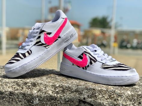 L’iconica Air Force One veste i panni dell’animalier con un tocco di colore. Cavallino zebrato e glitter fuxia si fondono in un connubio perfetto per tutte le occasioni. Nike Air Force 1 Sports Shoes With Logo Patch, Air Force 1 Custom Disney, Gucci Custom Air Force, Personalised Nike Air Force, Graffiti Air Force 1, Nike Air Force One, Air Force One, Force One, Nike Air Force Ones