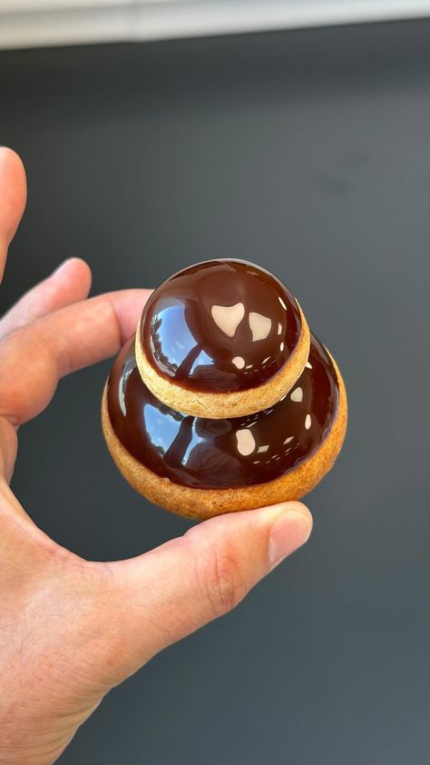 MA RECETTE POUR UNE RELIGIEUSE AU CHOCOLAT PARFAITE ! Complètement hallucinant !   RECETTES : -———— Pâte à choux : 150g d’eau 150g de lait 150g de beurre 12g de sucre 8g de sel 112,5g de farine de gruau 225g d’œufs - 225g de beurre de cacao 75g de sucre glace   Crème chocolat : 250g de lait 62,5g de jaunes d’œuf 62,5g de sucre 12,5g d’amidon 75g de chocolat 66%   Glaçage chocolat spécial pâte à choux : 375g de sucre 300g de glucose 150g d’eau 20g de gélatine en poudre 120g d’eau de réhydratation Chef Food, French Pastry, French Pastries, Food Dessert, Eclairs, Pastry Chef, Cake Designs, Pastry, Pasta