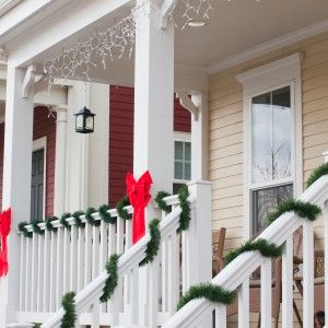 Outdoor Christmas Railing, Christmas Railing Ideas, Christmas Garland Outdoor Fence, Christmas Decor Ideas Outside, Christmas Railing, Pine Garland Christmas, Outdoor Railings, Christmas Garland Staircase, Outdoor Christmas Garland