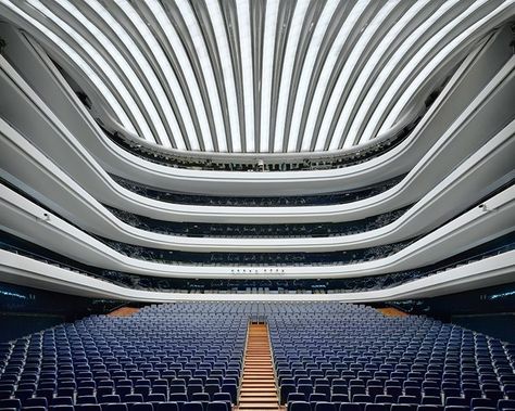 10 stunning opera houses from around the world sure to amaze Theatrical Scenery, Auditorium Design, Theater Architecture, Santiago Calatrava, New York Studio, Modern Crafts, Valencia Spain, Palau, Concert Hall