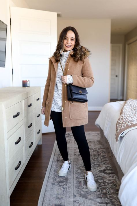 White Sneakers Outfit Winter, Finland Outfit, Beige Winter Outfit, Winter Outfits With Sneakers, Chelsea Boots With Jeans, Outfits With Sneakers, Winter Sneakers Outfit, Outfits With Jeans, Winter Board