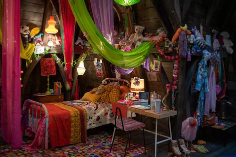 'Wednesday' Production Designer Reveals Secrets Behind Wednesday and Enid's Dorm Room Decor Around Tv, Dorm Decoration, Dorm Room Designs, The Addams Family, Shared Bedroom, Shared Room, Living Room Tv Stand, Room Aesthetic, Room Set