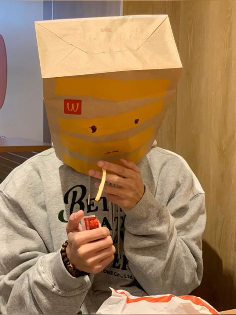 Mcdo Aesthetic, China Mcdonalds, Diy Mcdonalds, Discord Text, Text Rp, Brand Analysis, Mcdonalds Funny, Trio Poses, Mcdonald's Aesthetic