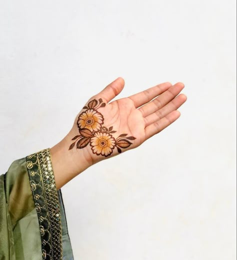 Minimum Mehendi Designs, Mehendi Designs Easy, Minimalist Mehendi Designs, Minimalist Mehendi, Easy Mehendi, Beautiful Mehndi Designs, Short Mehndi Design, Simple Mehendi, Henna Style Tattoos