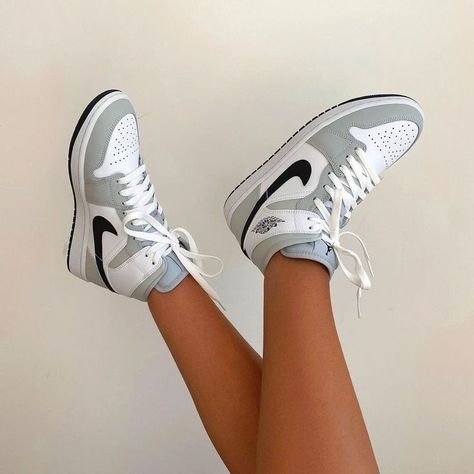 Rosa Jordans, Pink Jordans, Cheap Jordan Shoes, Nike Shoes Girls, Jordan Shoes Girls, Preppy Shoes, All Nike Shoes, Nike Air Jordan 1 Mid, Cute Nike Shoes