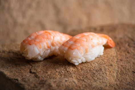 Follow these step-by-step instructions on preparing cooked shrimp to use in Japanese ebi nigiri sushi. The result is sweet, delicate, and beautiful. Ebi Shrimp Sushi, Shrimp Nigiri, Cooking For Dummies, Sushi Sauce, Bento Box Recipes, Sweet Shrimp, Grass Carp, Common Carp, Dairy Free Recipes Dinner