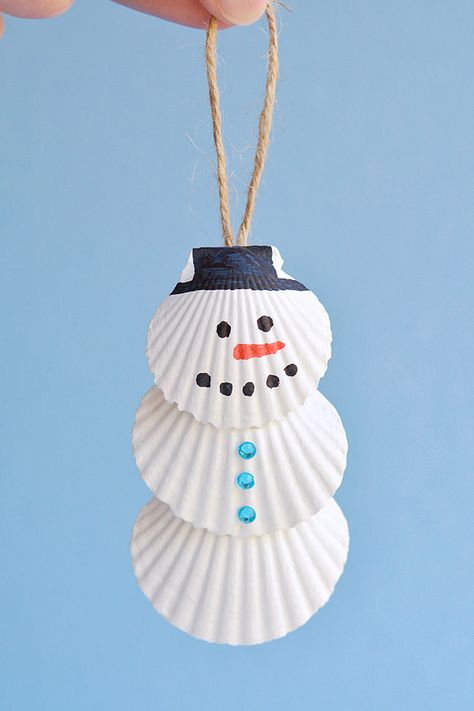 Shell Angels Craft Ideas, Christmas Beach Crafts, Seashell Snowman, Shell Crafts For Kids, Seashell Angels, Make Snowman, Scallop Shell Craft, Fun Homemade Gifts, Seashell Christmas Ornaments