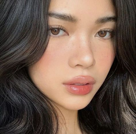 Natural Makeup Aesthetic Korean, Summer Makeup Looks Asian, Asian Natural Beauty, Aesthetic Glowy Makeup, Soft Glam Korean Makeup Look, Natural Makeup For Asians, Simple Glow Makeup, Soft Asian Makeup Look, Simple Makeup Looks Natural Asian