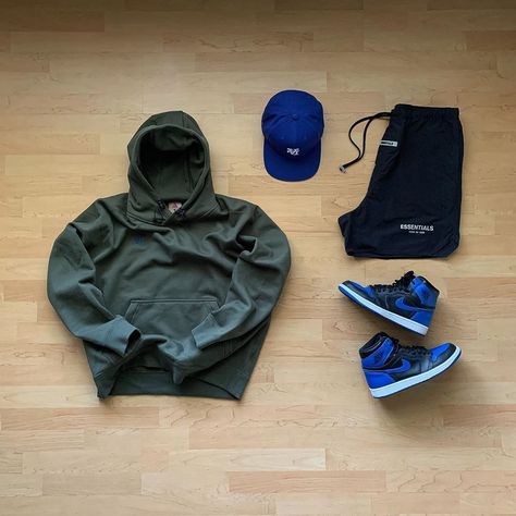 Hoodie Essentials, Air Jordan Outfit, Outfits With Jordan 1s Fashion Styles, Jordan 1 Royal, Jordan 1 Outfit, Leggings Outfit Fall, Air Jordan 1 Outfit, Royal Flush, Winter Streetwear