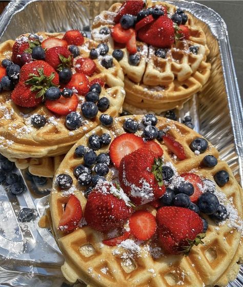 Waffle Shop, Dessert Presentation, Breakfast Waffles, Breakfast Bites, Food Menu Design, Fruit Shop, Easy Food Art, Dessert Cupcakes, Food Presentation