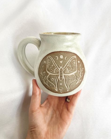 Hand Built Pottery Mugs, Pottery Carving, Cat Pottery, Handmade Clay Jewelry, Ceramics Ideas, Hand Built Pottery, Pottery Glazes, Pottery Crafts, Ceramics Pottery Art