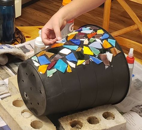 From Trash to Treasure: Make a Mosaic Pot - IKEA Hackers Ikea Trash Can, Ikea Trash, Diy Mosaic Garden, Diy Mosaic Projects, Glass Crafts Diy, Mosaic Stones, Broken Glass Crafts, Easy Mosaic, Mosaic Pot