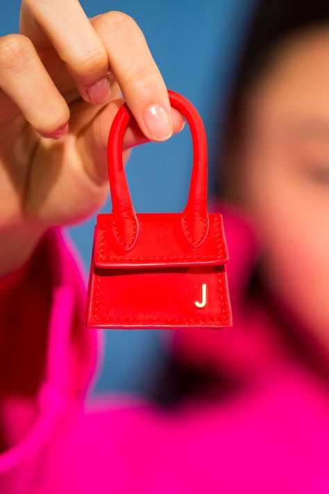 Welp, It’s Happened: The Tiny Bag Trend Has Officially Gone Too Far Micro Purse, Fall Handbag Trends, Fall Bags Handbags, Jacquemus Bags, Me Bag, Tiny Bags, Bag Packs, Jacquemus Bag, Tiny Bag