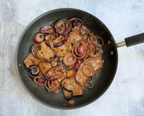 Calves Liver, Fried Liver, Red Onion Recipes, Liver And Onions, Liver Recipes, School Dinners, Onion Gravy, Dinner Meal, Beef Liver